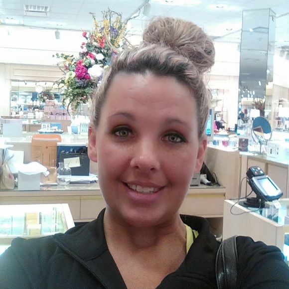 Meet your Posher, Lindsey - Picture 2 of 9